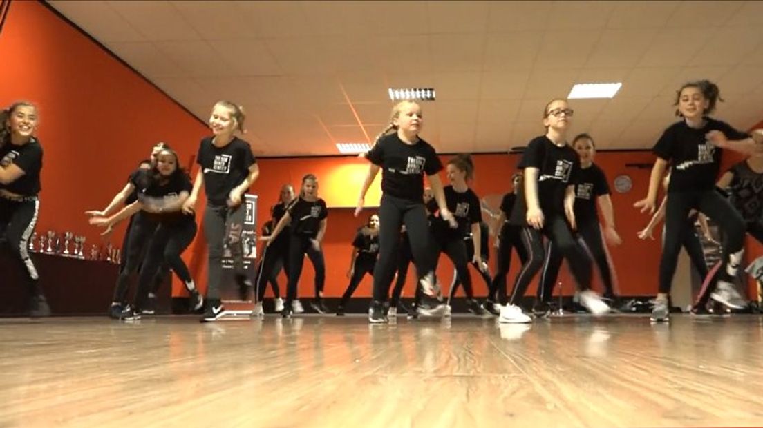 De dansers oefenen nog één keer (Rechten: RTV Drenthe)