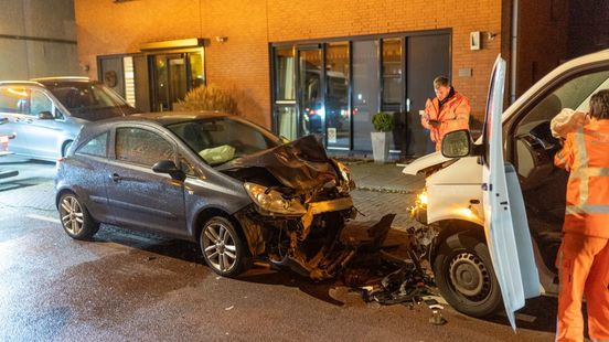 Auto botst op busje na 'black-out' van bestuurder