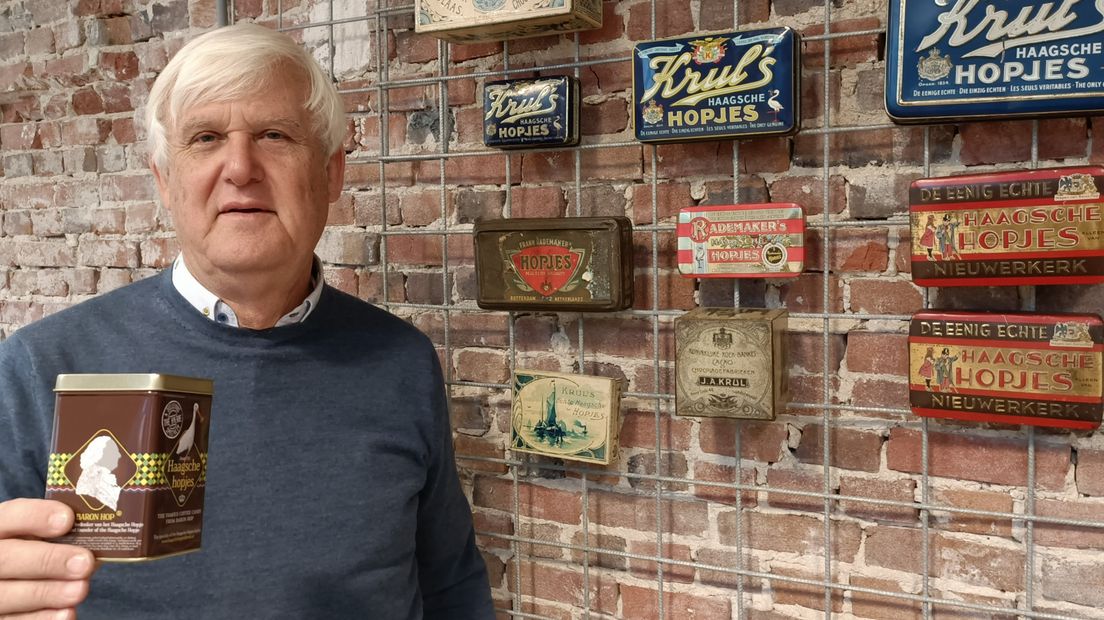 Jan B. van der Laan met één van zijn zelf op de markt gebrachte blikken