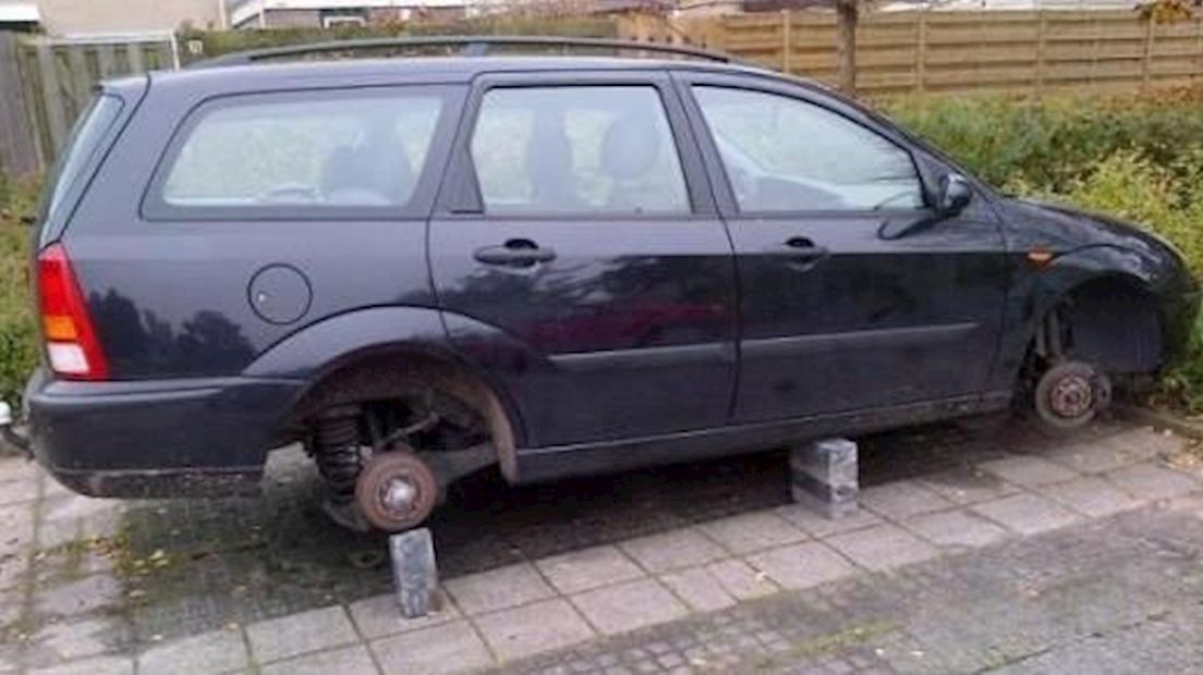 Banden en velgen gestolen bij autobedrijf