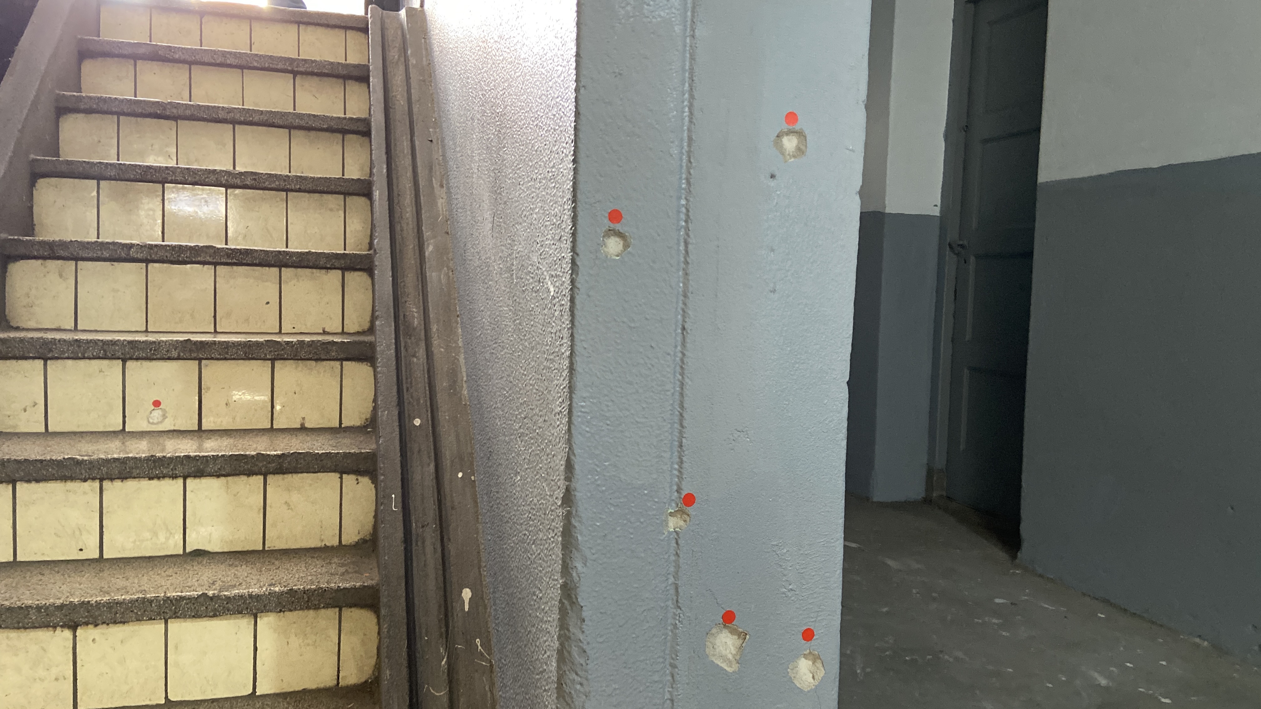 Nog altijd zit de kelder vol kogelgaten, in totaal werd er 22 keer geschoten