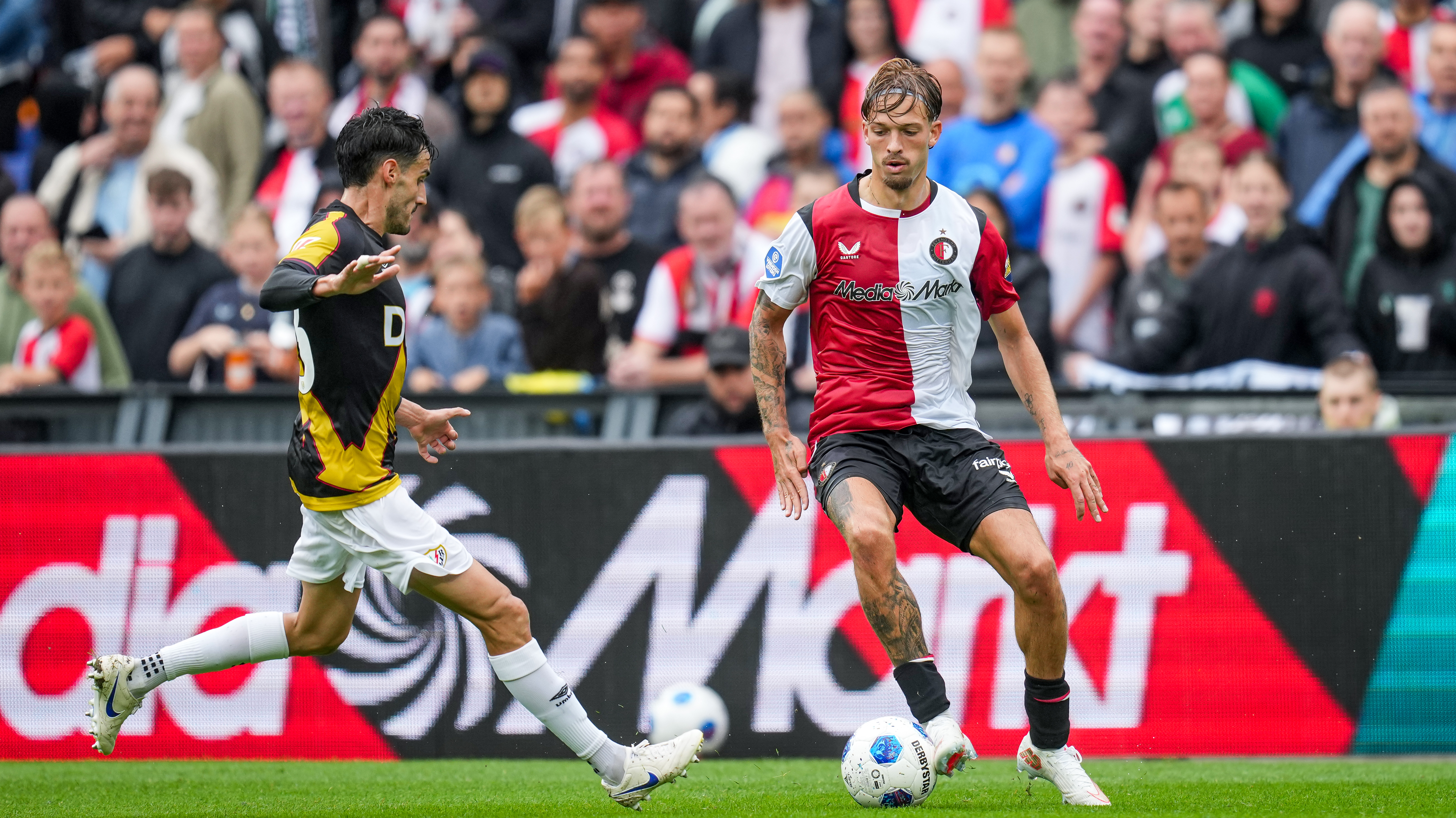 Luciano Valente in actie tegen Rayo Vallecano