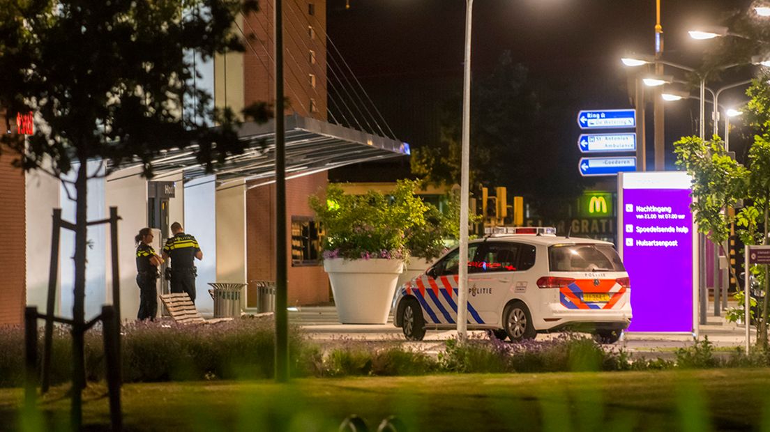 Politie bij de nabijgelegen ingang van het ziekenhuis.