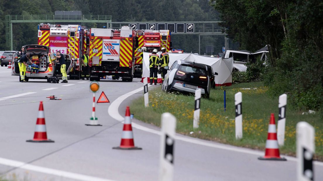 Duitse hulpverleners aan het werk na het ongeluk op de snelweg.