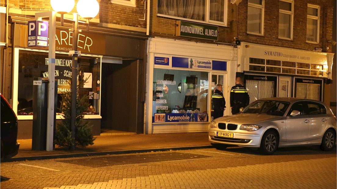Een avondwinkel in Almelo is overvallen