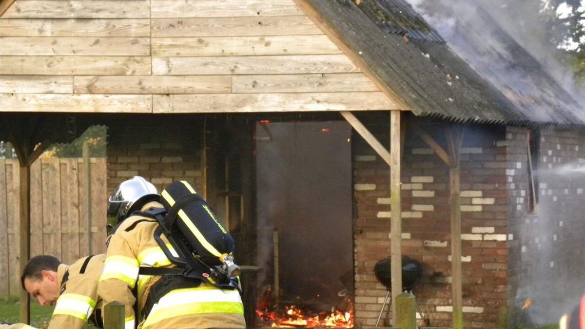 Vermoedelijk asbest vrijgekomen bij felle brand in schuur in Collendoorn
