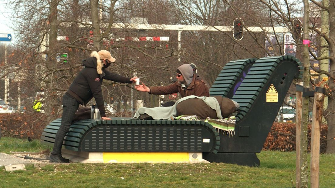 Elke dag voorziet Andrew zo'n 30 a 40 daklozen van koffie en soep