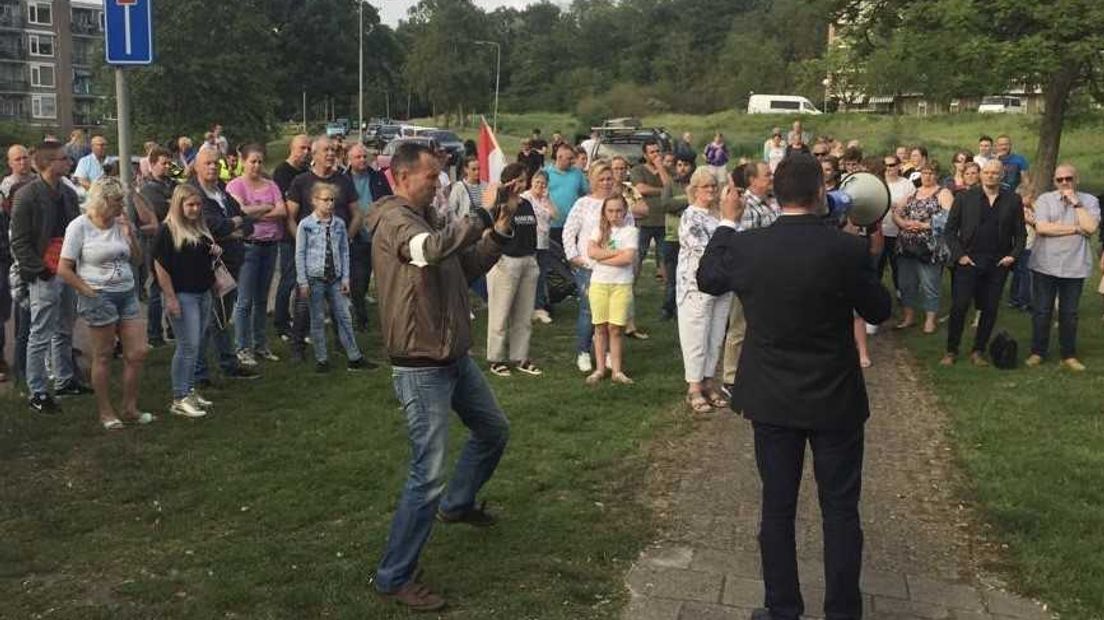 De demonstratie bij de Paasbergflat.