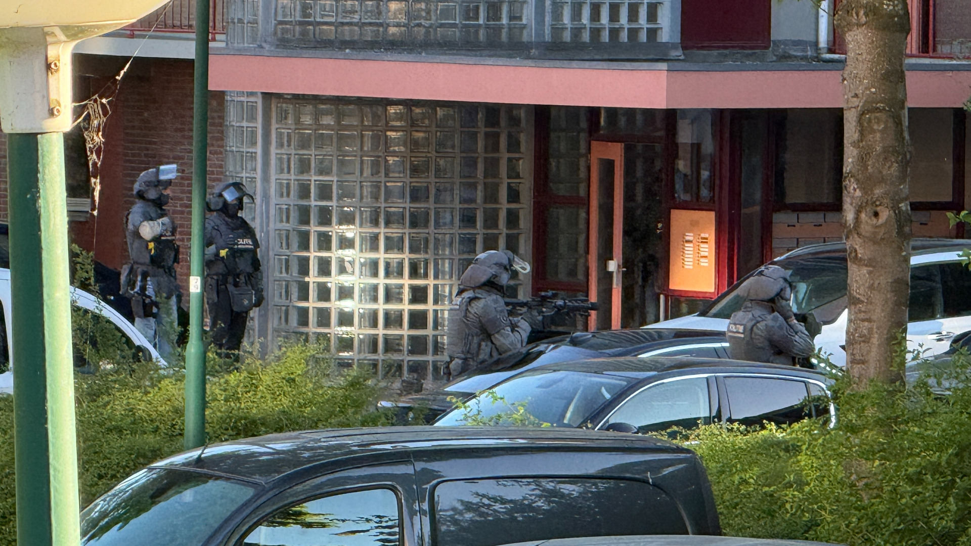Politie met vuurwapens en kogelwerende vesten bij woning Bilthoven