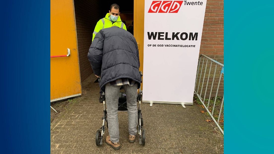 De papieren worden bij elkaar gezocht voor de eerste coronaprik