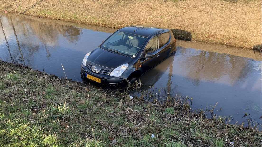 Oeps, handrem vergeten: auto te water in Rijssen