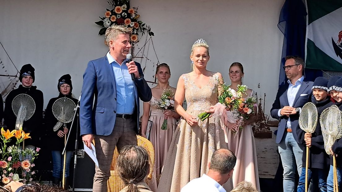 Jaap Wieringa heet de koningin en haar hofhouding welkom in Zoutkamp