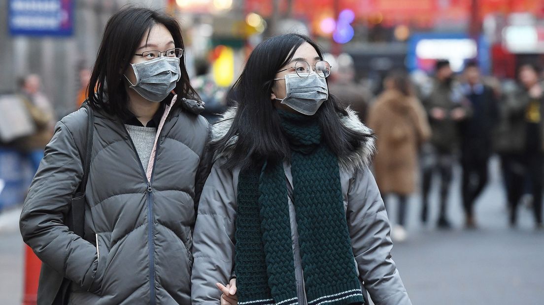 Mensen dragen massaal mondkapjes tegen het coronavirus