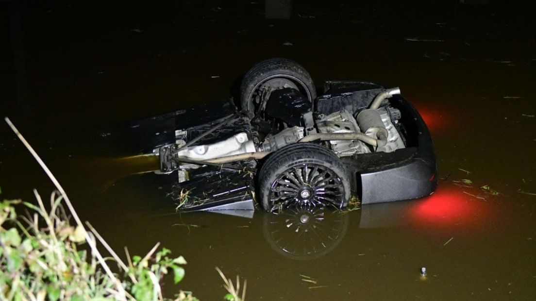 De auto belandde in het water