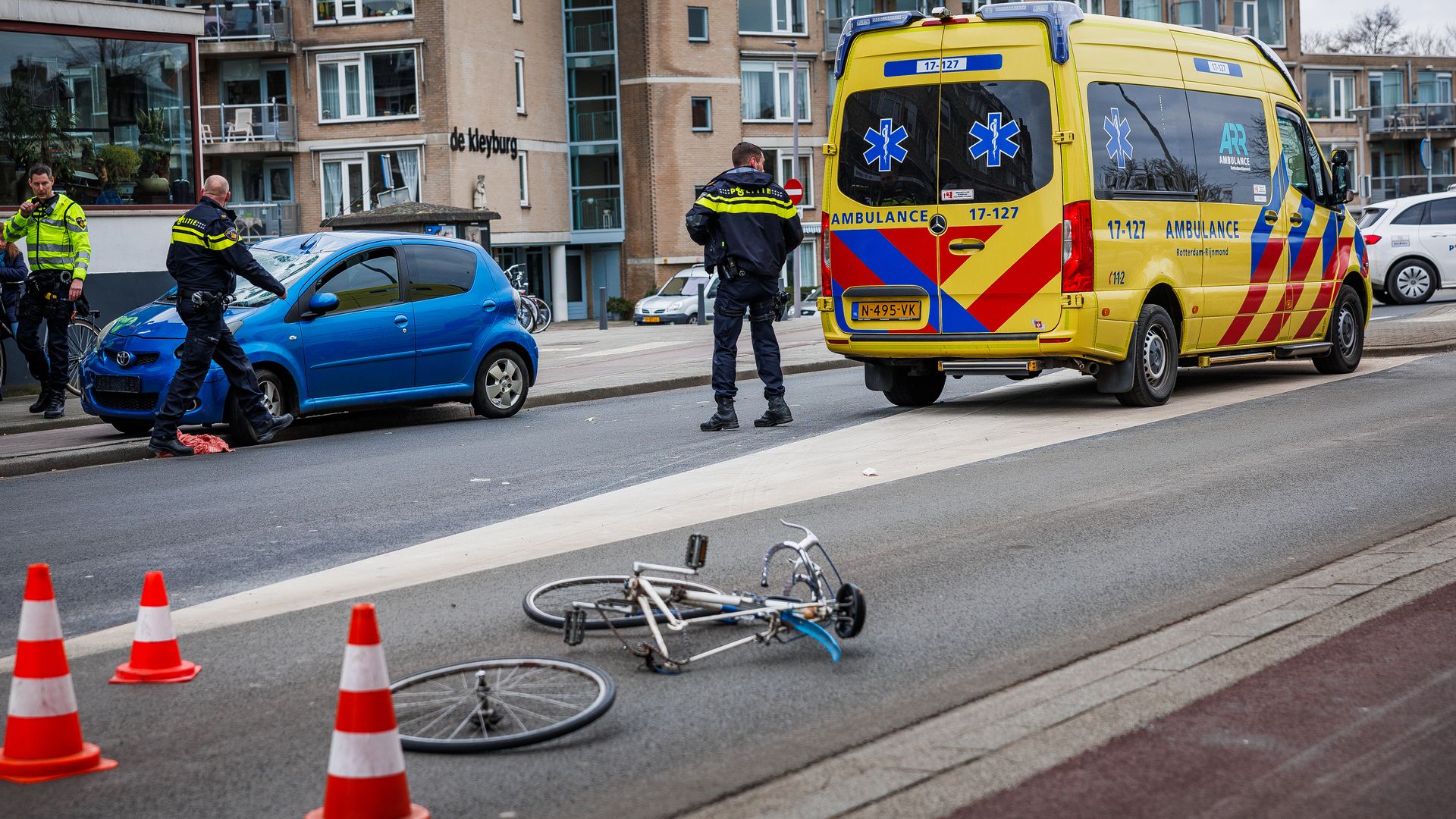 Fietser Met Dubbele Beenbreuk En Hoofdwond Naar Het Ziekenhuis Na ...