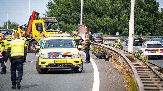 Motorrijdster overleden na botsing met auto in Rotterdam, bestuurster aangehouden. Motorrijdster overleden na botsing met auto in Rotterdam, bestuurster aangehouden.