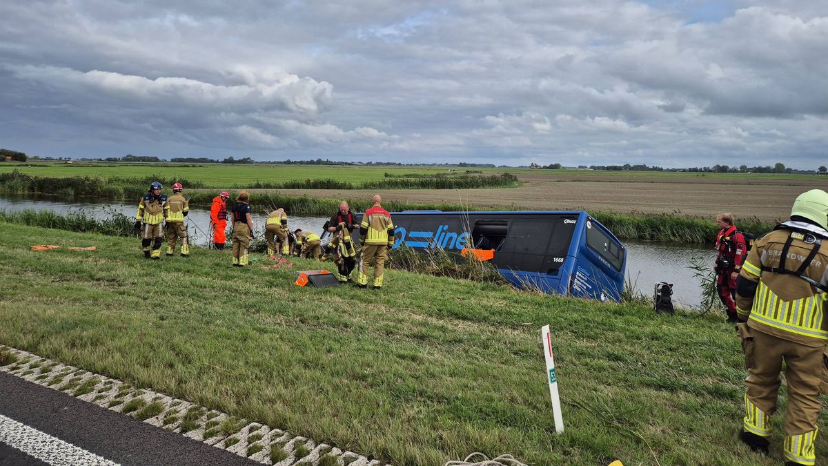 Motorrijder overleden bij botsing Nijewier, onderzoek of er ook passagiers in de bus zaten