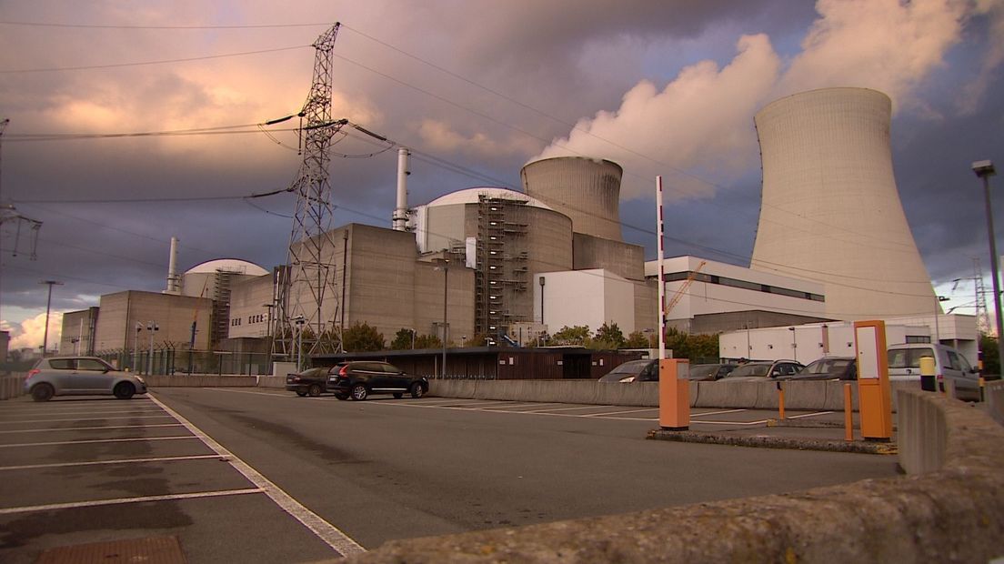 De kerncentrale in Doel, net over de grens in België