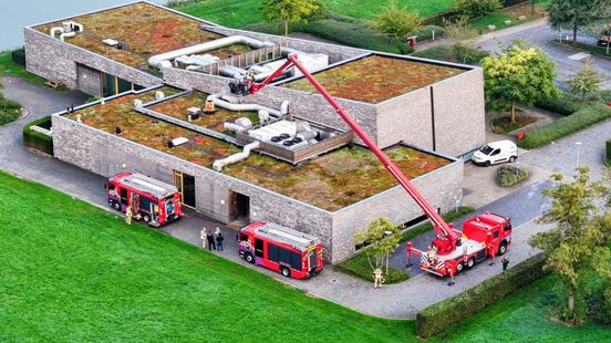 Brand bij crematorium: twee brandweerwagens en hoogwerker rukken uit