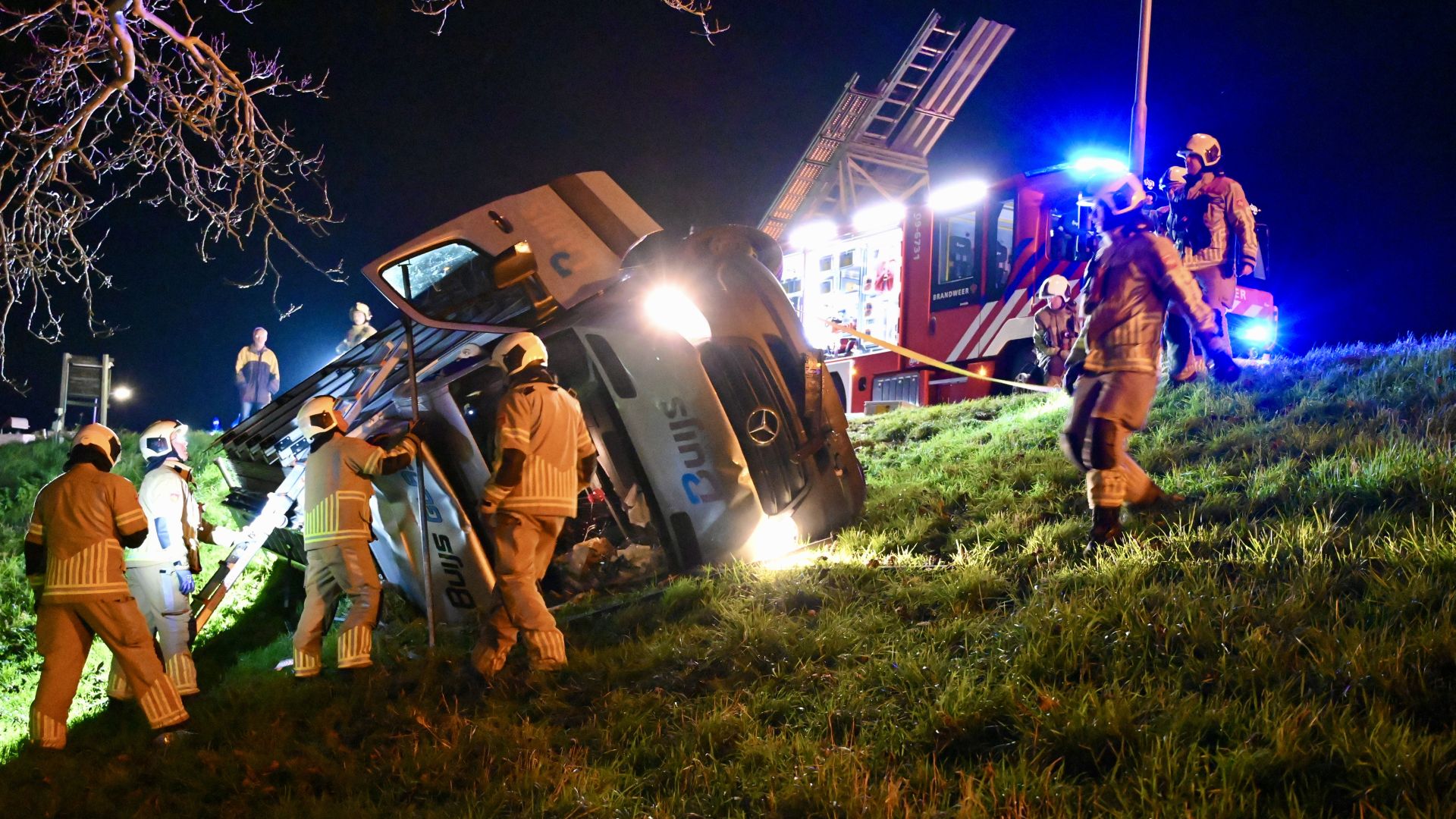 Reddingsoperatie om man uit gecrashte glaszettersbus te bevrijden