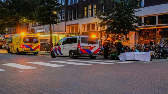 Maaltijdbezorger aangereden, automobilist rijdt door. Maaltijdbezorger aangereden, automobilist rijdt door.