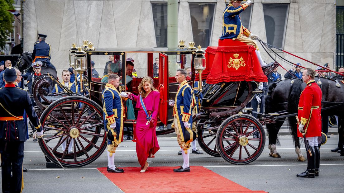 Prinses Alexia komt aan bij de Koninklijke Schouwburg