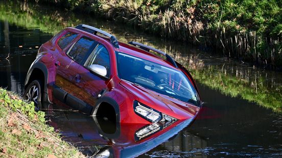 Lange file A27 na ongeluk bij Gorinchem | Auto te water in IJsselstein. Lange file A27 na ongeluk bij Gorinchem | Auto te water in IJsselstein.