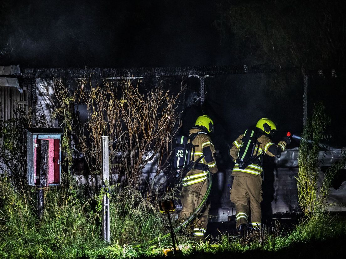 De brandweer blust wat er over is van de stacaravan in Westmaas