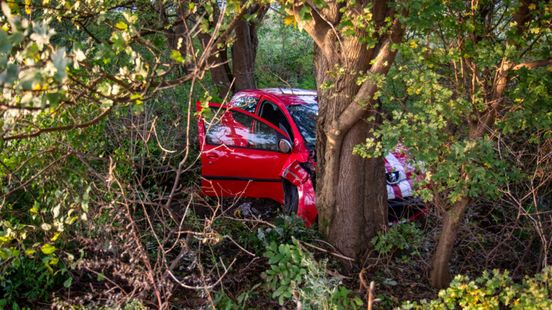 Automobilist vliegt uit de bocht | Drukte op snelwegen door ongeluk en regen. Automobilist vliegt uit de bocht | Drukte op snelwegen door ongeluk en regen.