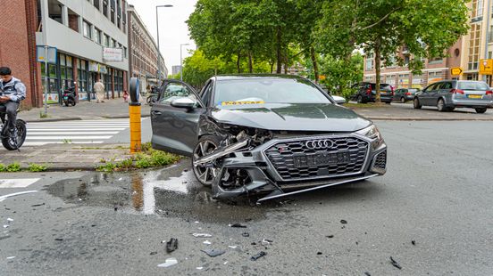 Frontale botsing in Enschede tussen twee autos. Frontale botsing in Enschede tussen twee autos.