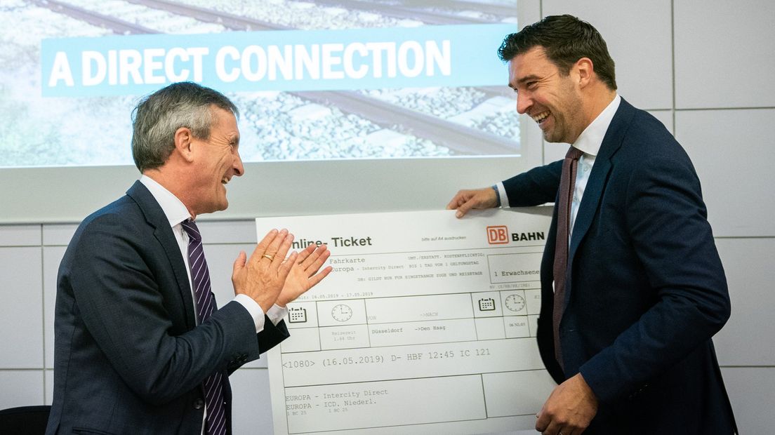 De burgemeester van Düsseldorf Thomas Geisel (links) en Haagse wethouder Robert van Asten