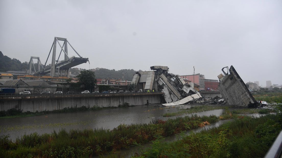 Vanmiddag stortte de brug in Genua in (Rechten: EPA / Luca Zennaro)