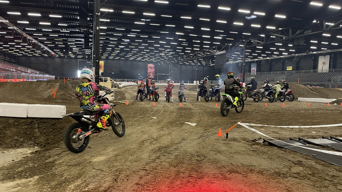 Motorcrossers uit binnen- en buitenland gaan los op de crossbaan in de Expo Hal Assen