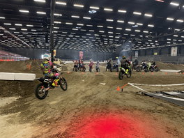 Motorcrossers uit binnen- en buitenland gaan los op de crossbaan in de Expo Hal Assen