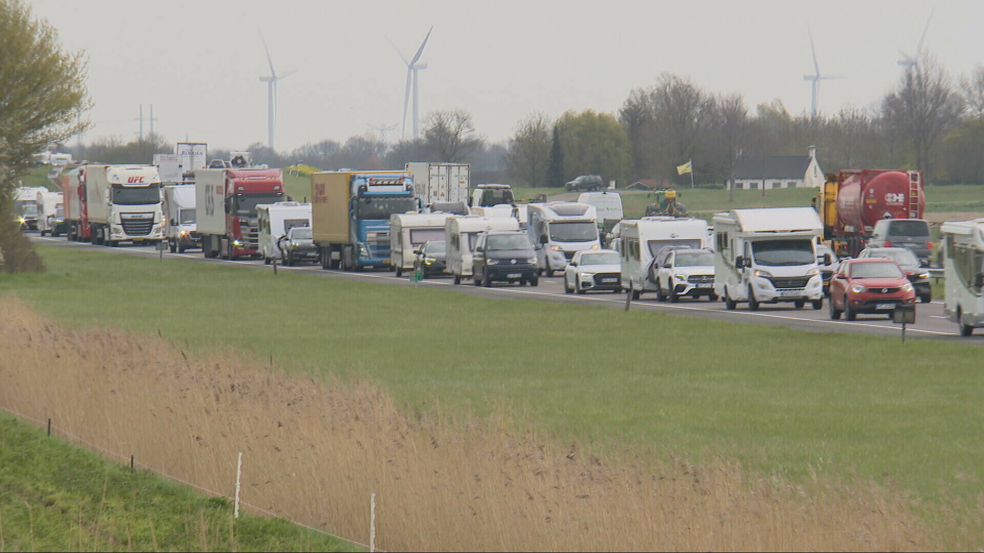 Drukte op Zeeuwse wegen door vakantiegangers en afgesloten rijstrook