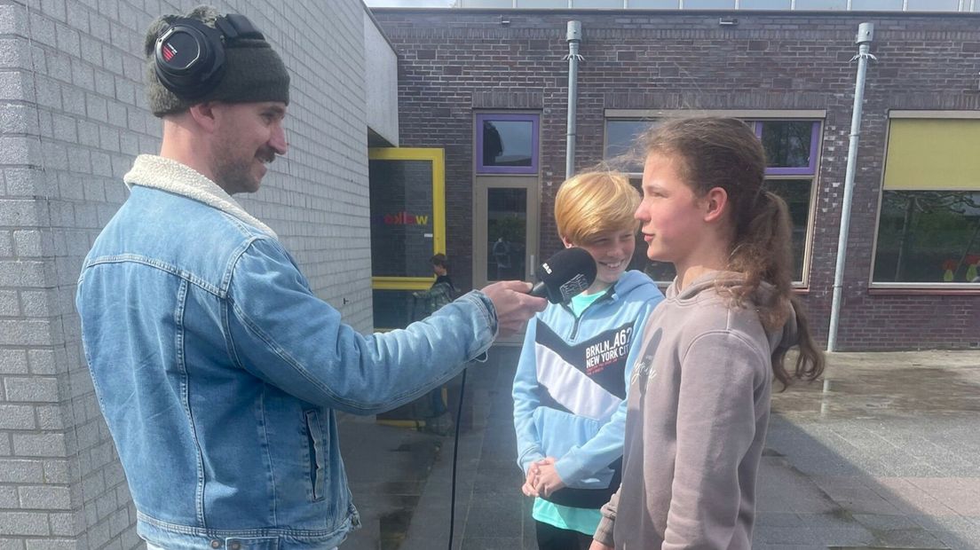 Bas Louissen interviewde enkele leerlingen voor zijn podcast over Koningsdag in Emmen