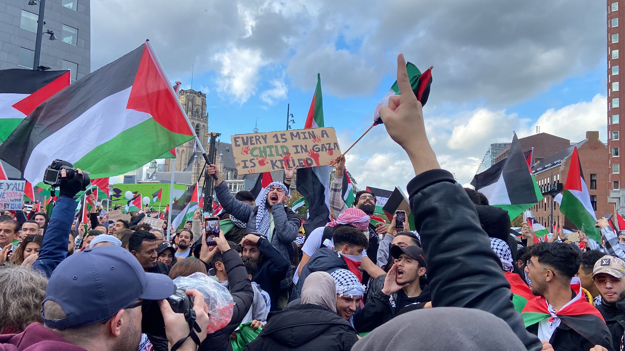 TERUGLEZEN: veel meer demonstranten dan verwacht bij Pro-Palestinademonstratie | protestmars rustig verlopen