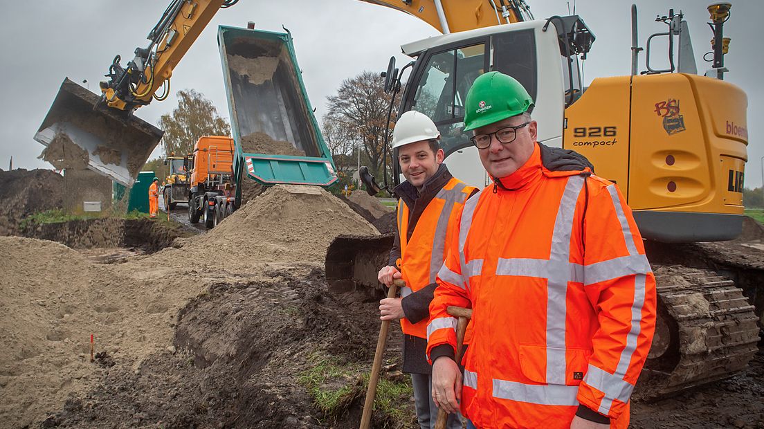 Wethouder René van der Weide en Gert Brunink van Schagen Infra gaven het startsein voor de werkzaamheden (Rechten: gemeente Emmen)