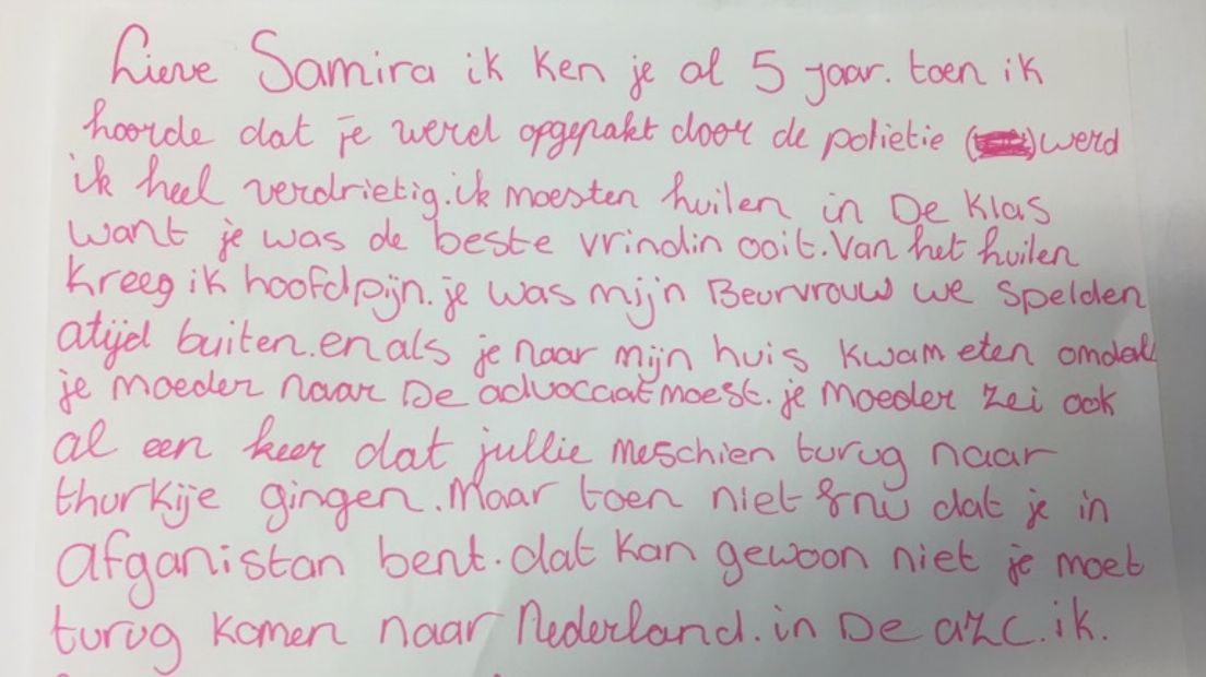 Een klasgenootje schreef een briefje aan Samira uit Emmen, toen zij ineens zou worden uitgezet (Rechten: Raymond Wanders)
