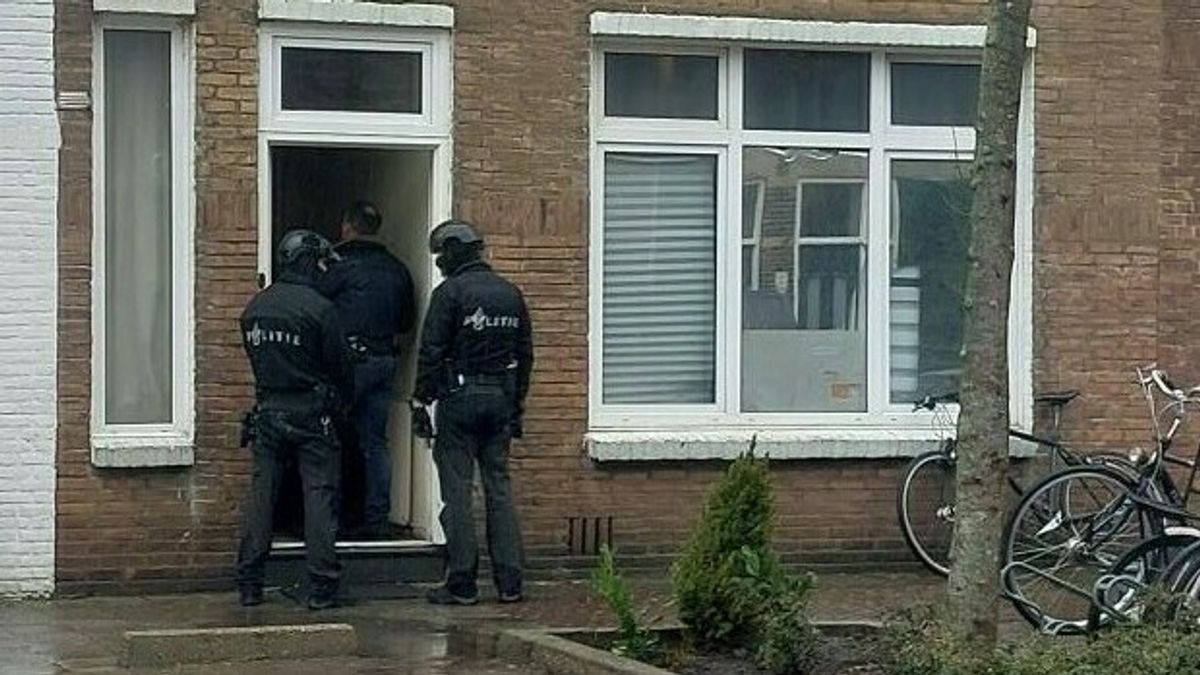 'Politie! Politie!' Zo viel de politie een drugspand in Vlissingen binnen