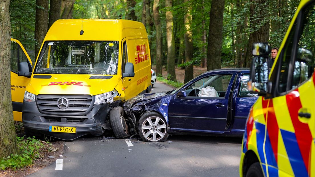 De auto's raakten flink beschadigd.
