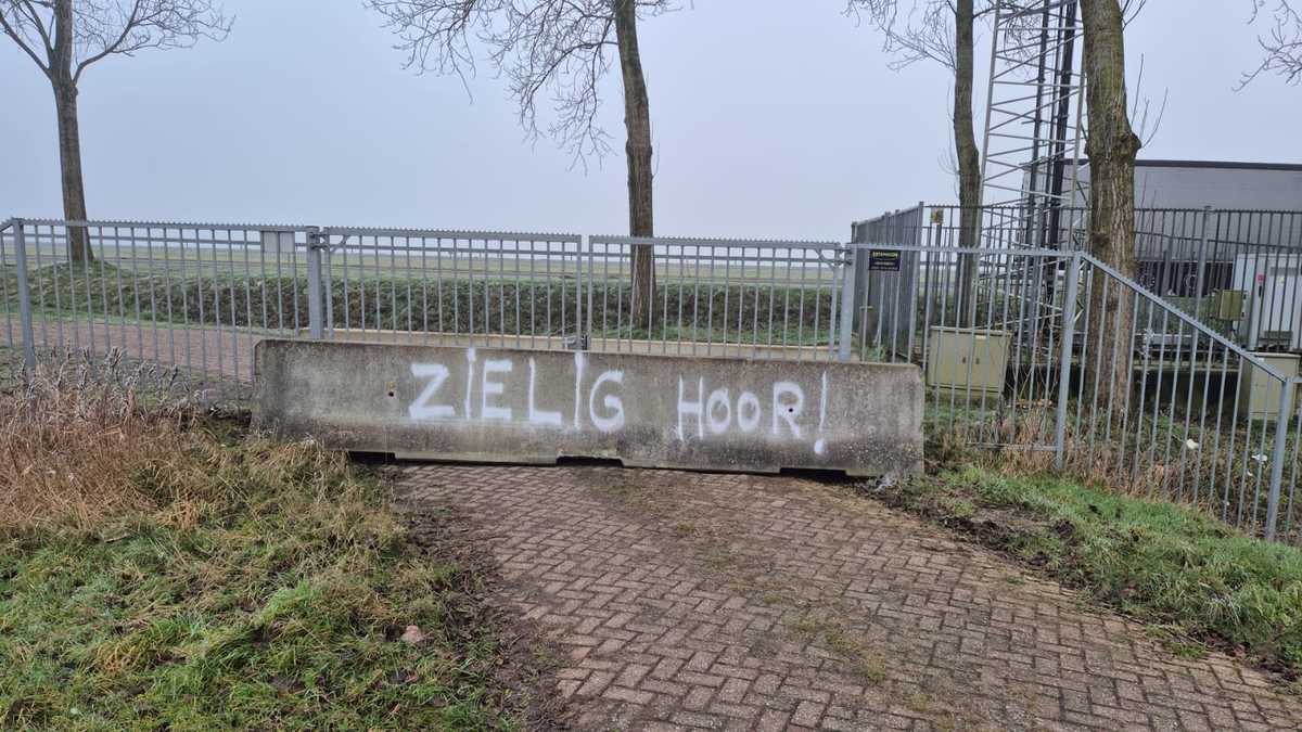 Het betonblok bij het hek van het tankstation aan de A7