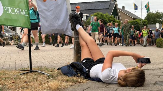 LIVE VIERDAAGSE | Iconische route • Marcel en Jolanda uitgevallen • eerste wandelaars al weer terug