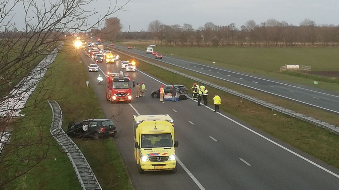 De A7 richting Friesland werd afgesloten na het ongeval.