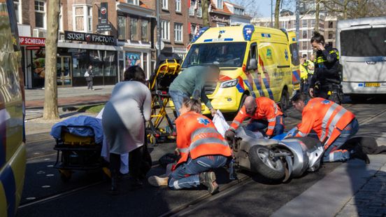 Twee vrouwen gewond na aanrijding bus en scooter | Auto brandt helemaal uit.