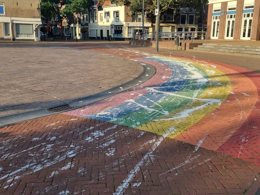 Regenboogzebrapad Schiedam beklad.