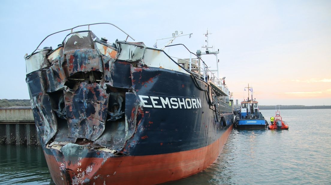 Baggerschip flink beschadigd na botsing tegen Oosterscheldekering