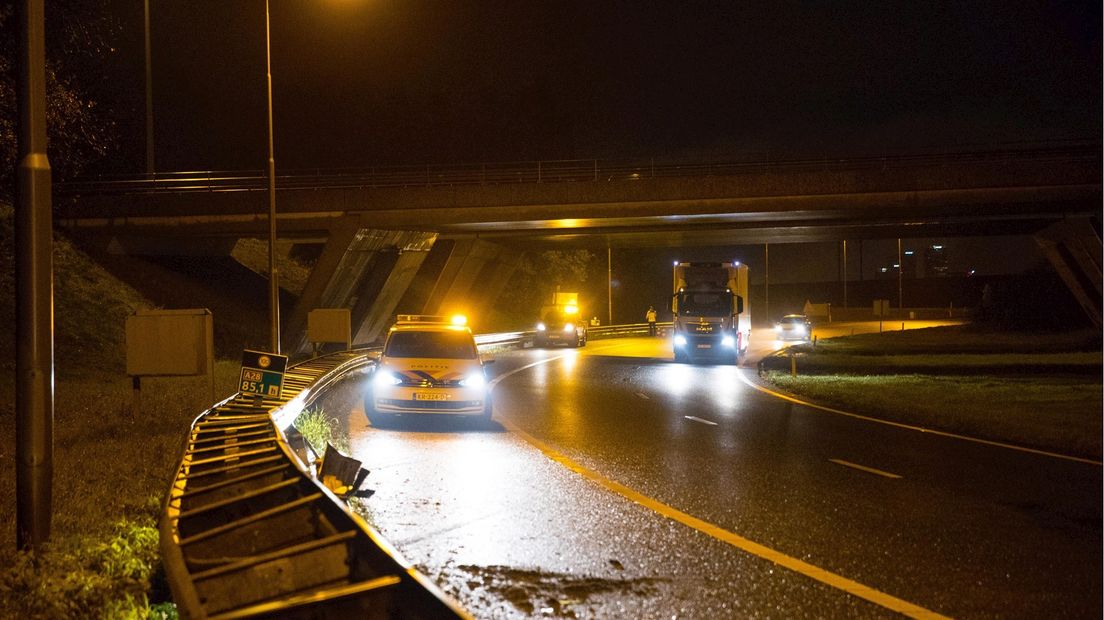 Auto vliegt uit de bocht op A28 bij Zwolle