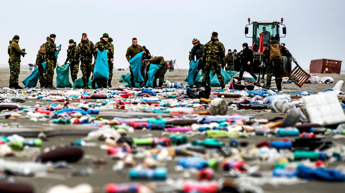 Militairen van de brigade uit Havelte hebben geholpen de aangespoelde spullen op te ruimen (Rechten: Remko de Waal/ANP)