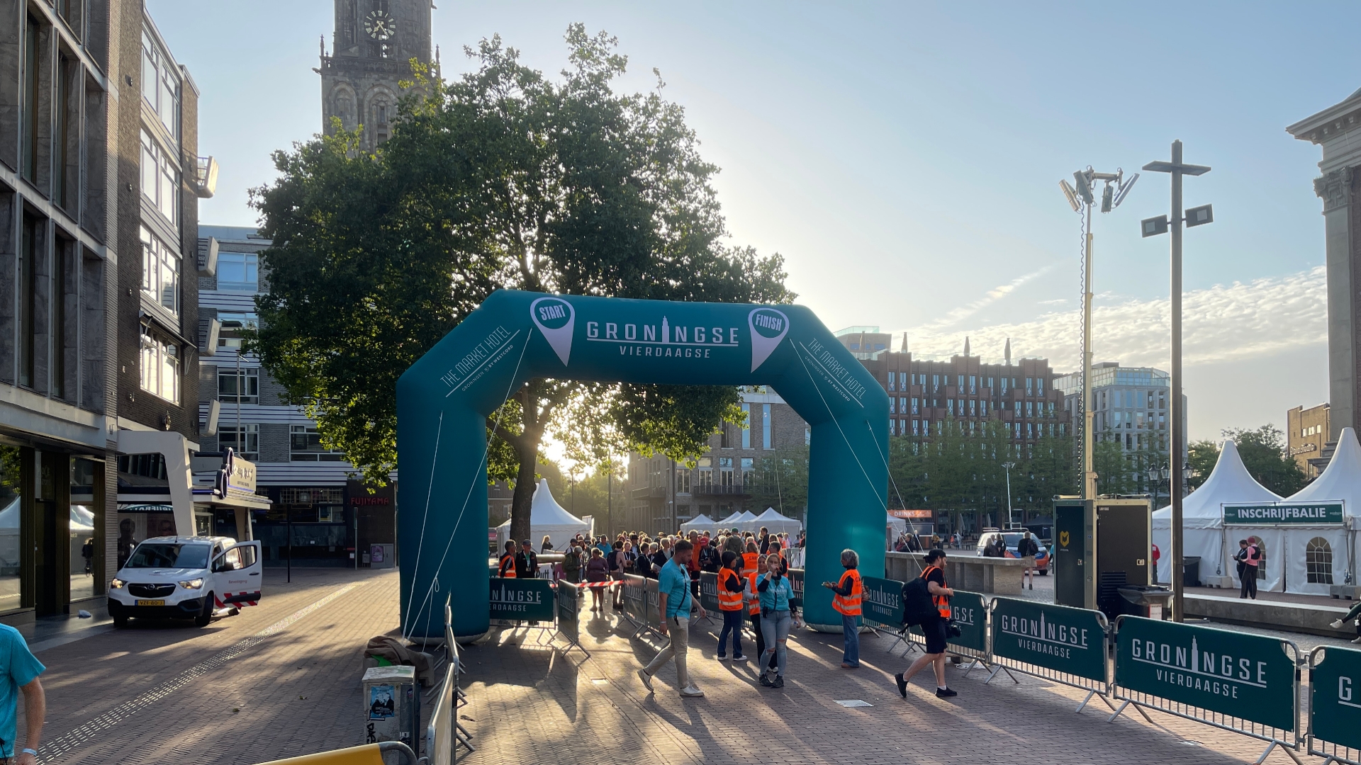 De start van de 20 kilometer op de eerste dag van de Groninger 4Daagse